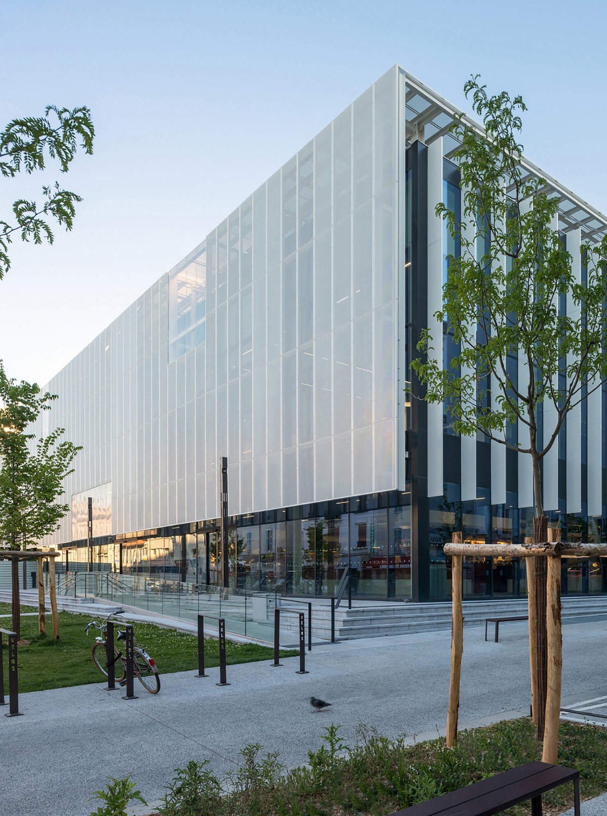 BIM建筑|黑白覆盖，法国波城共和国综合楼 / Ameller Dubois