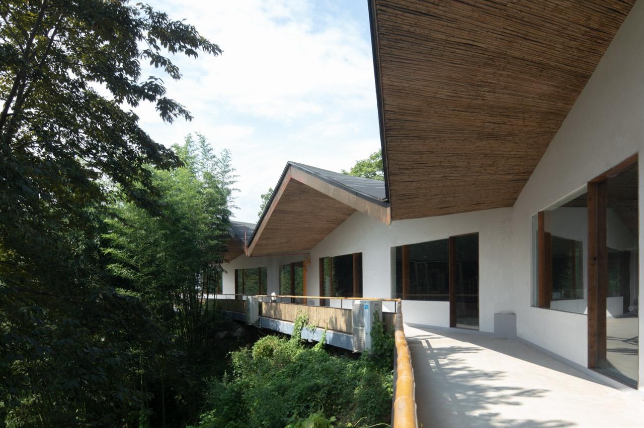 BIM建筑|在半山崖的废弃鸡棚，用峰峦“盖”一座共享工厂 / 时地建筑