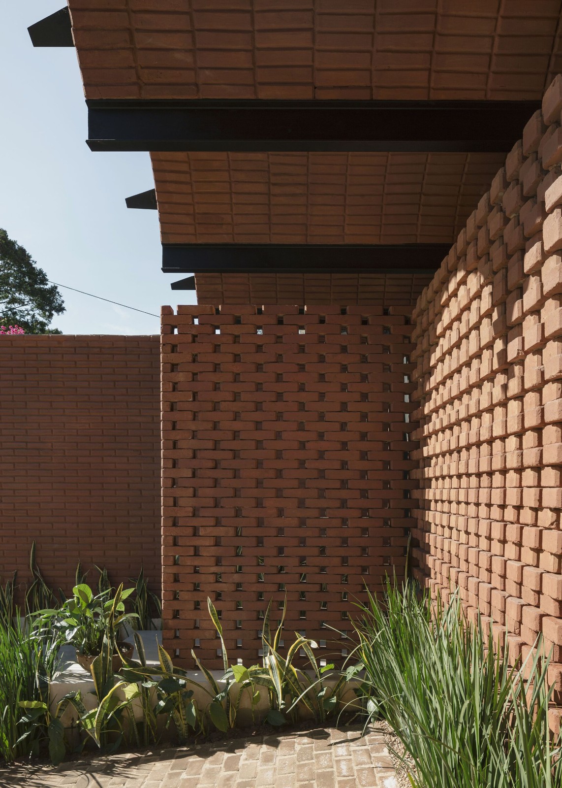 BIM建筑|手工压制砖与木材构筑而成的自宅 / Equipo de Arquitectura