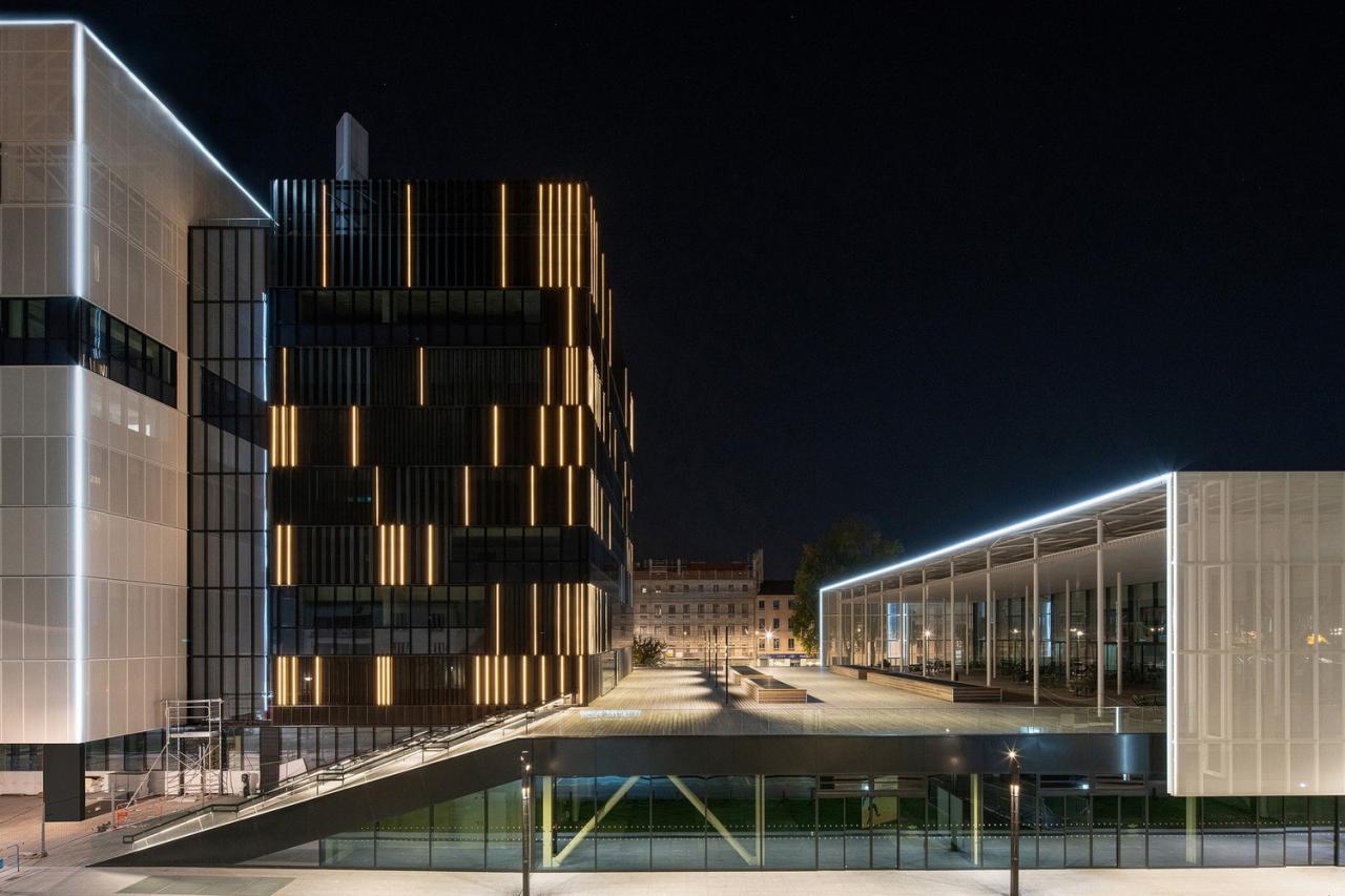 BIM建筑|黑白覆盖，法国波城共和国综合楼 / Ameller Dubois