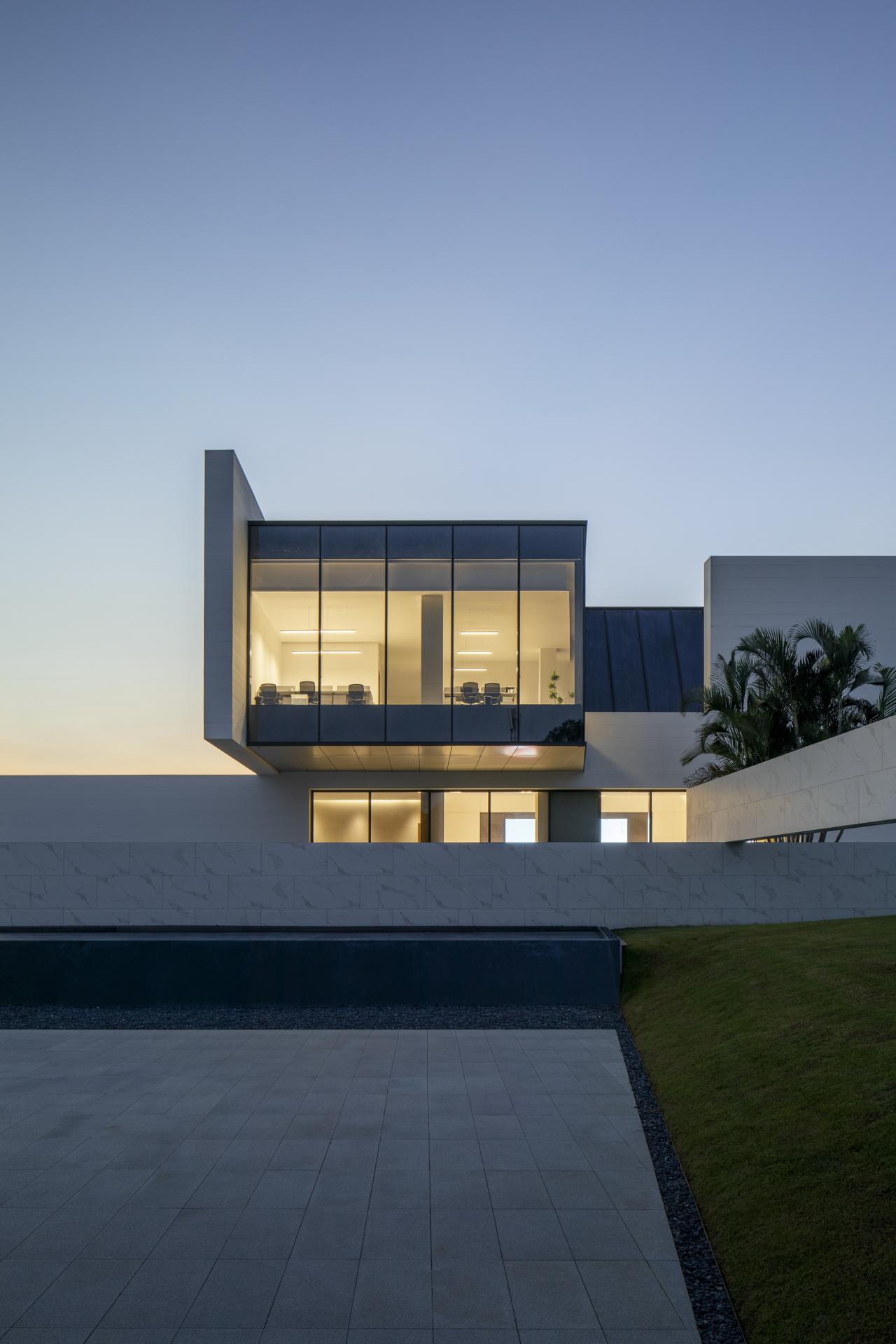 BIM建筑|打破墙的边界: 海口市国际免税城接待中心 / aoe事建组