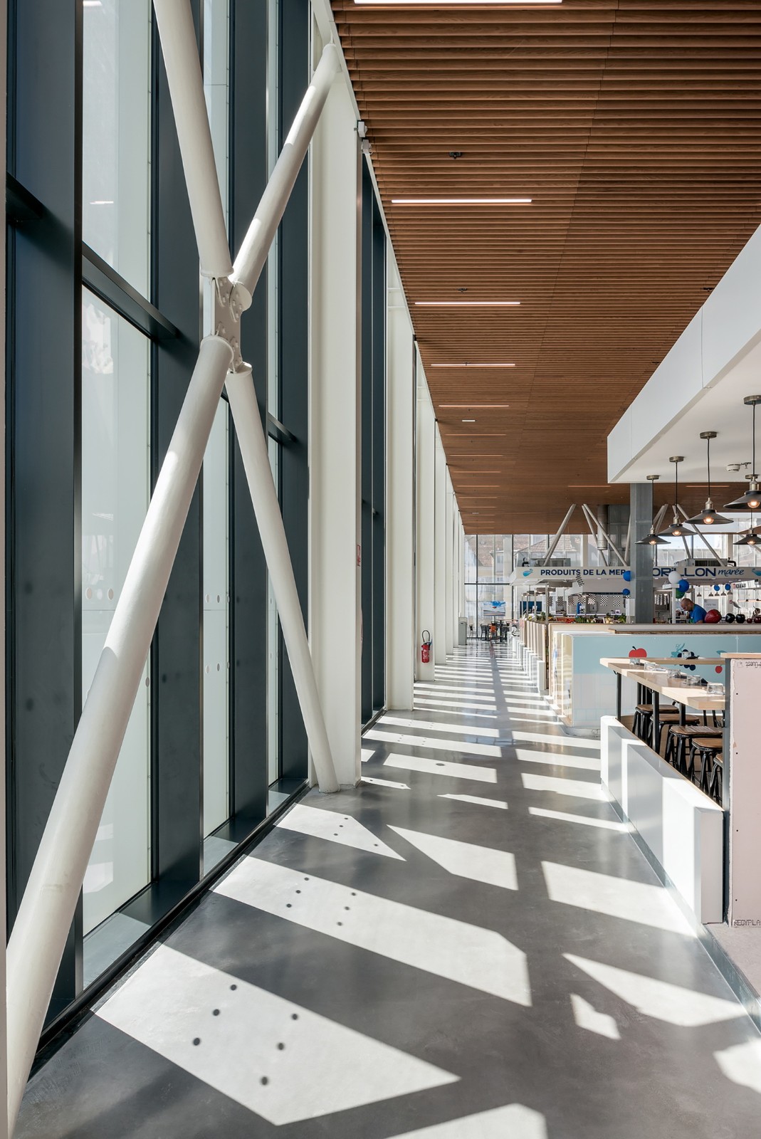 BIM建筑|黑白覆盖，法国波城共和国综合楼 / Ameller Dubois