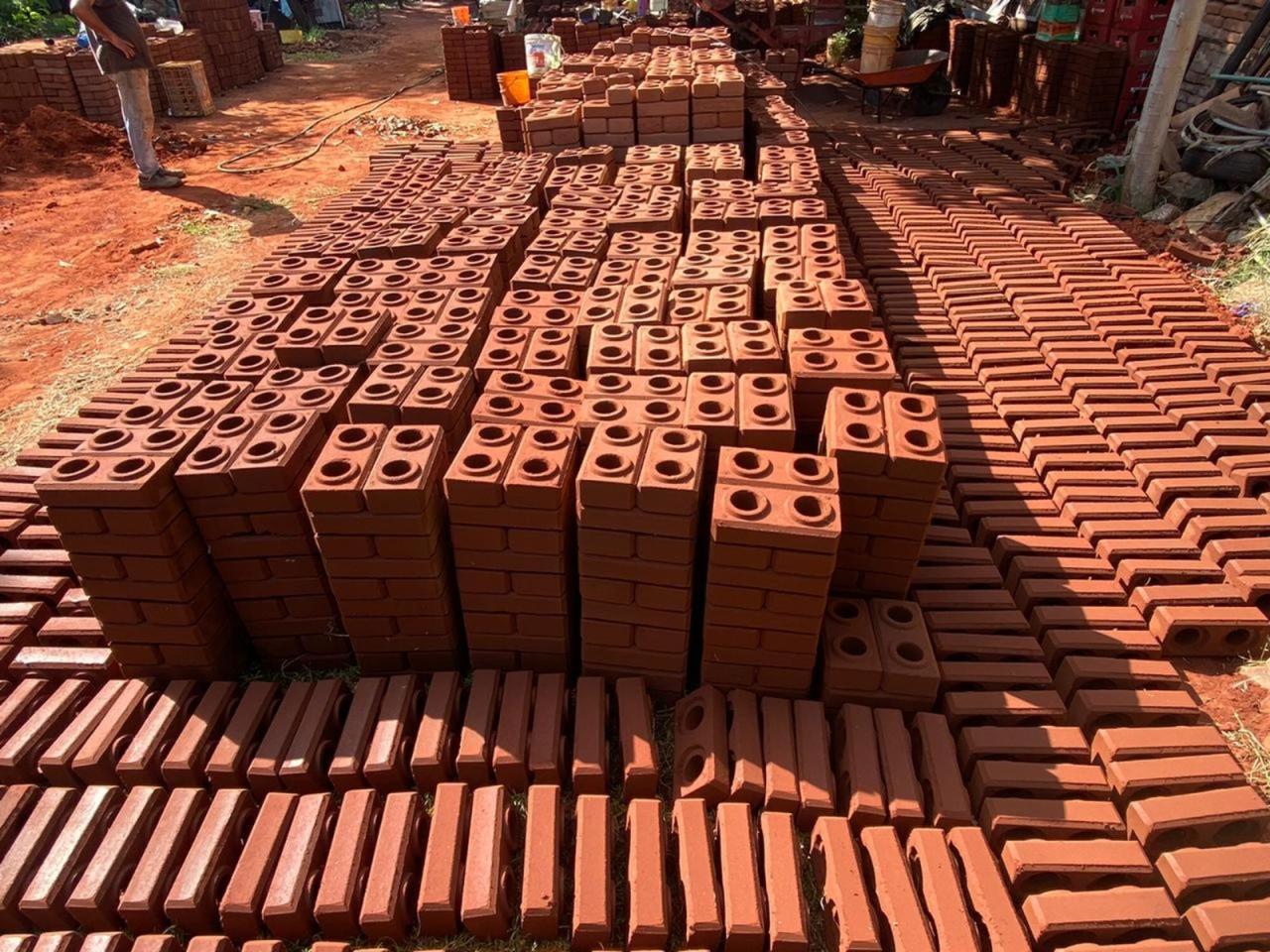 BIM建筑|手工压制砖与木材构筑而成的自宅 / Equipo de Arquitectura