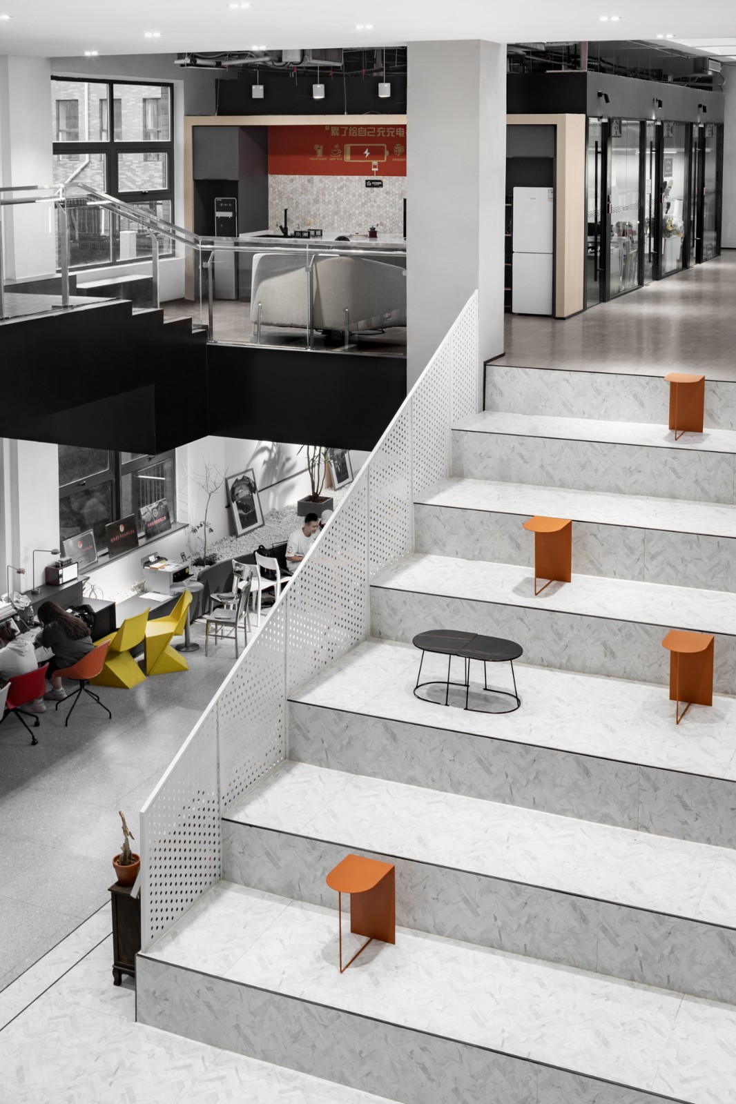 BIM建筑|“盒子的情绪“-纹理学院校史馆空间改造 / 行维新筑