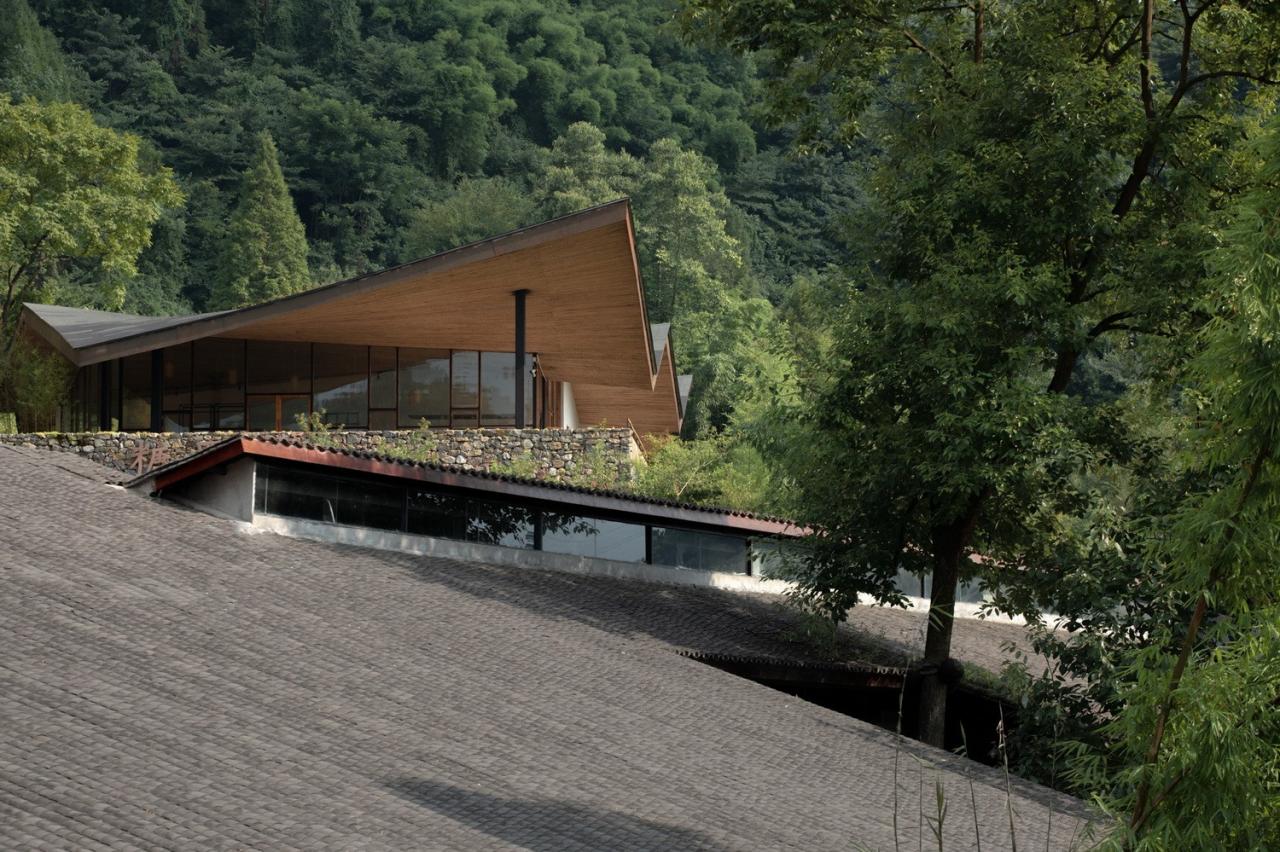 BIM建筑|在半山崖的废弃鸡棚，用峰峦“盖”一座共享工厂 / 时地建筑