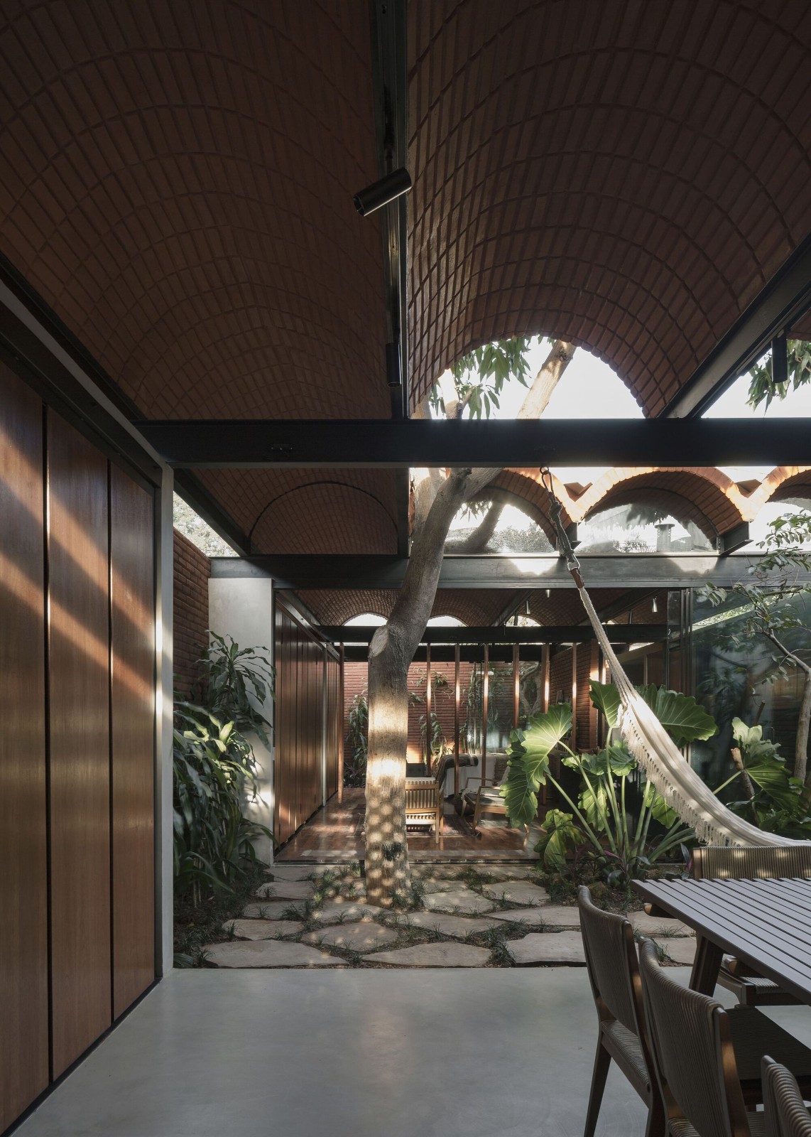 BIM建筑|手工压制砖与木材构筑而成的自宅 / Equipo de Arquitectura