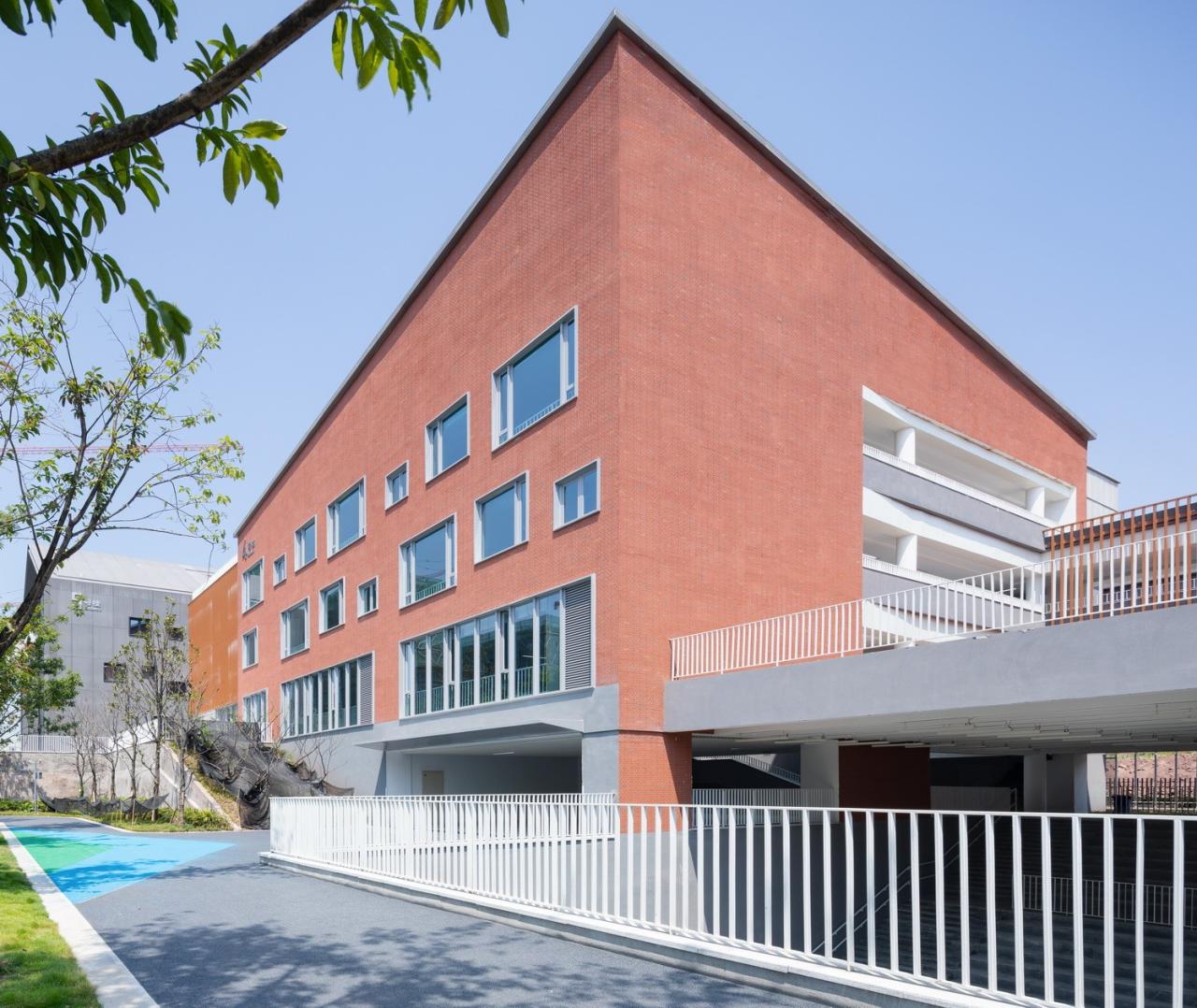 BIM建筑|重庆两江人民小学：在大自然里勇敢冒险 / gad