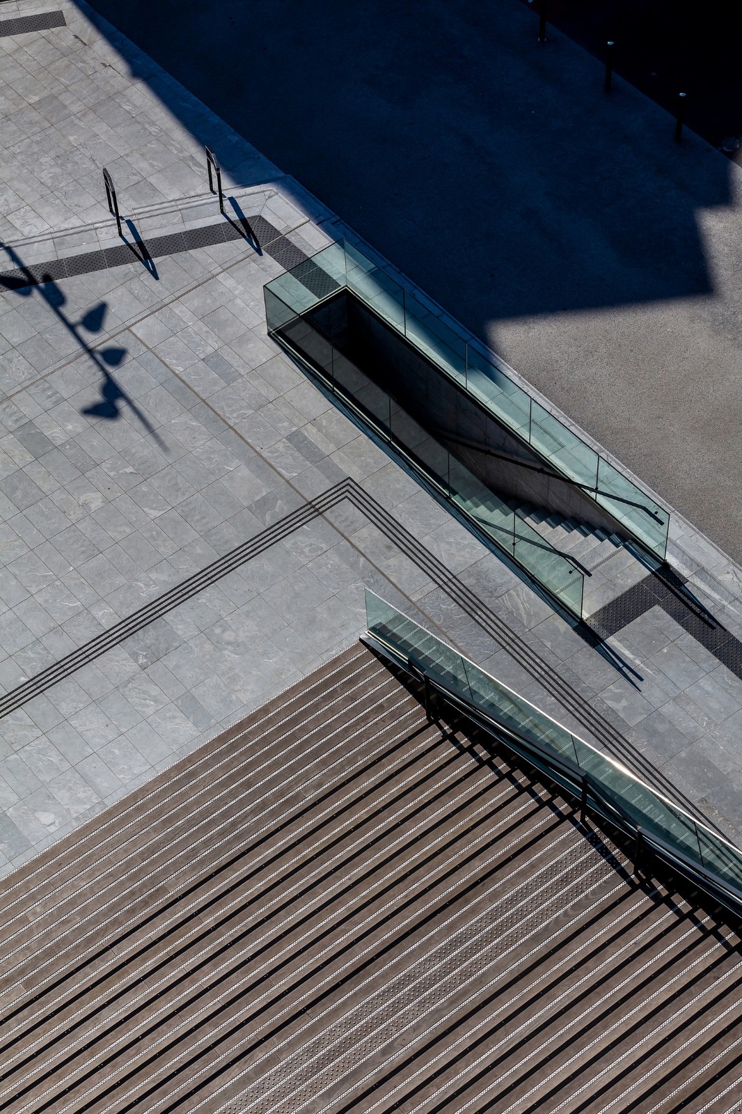 BIM建筑|黑白覆盖，法国波城共和国综合楼 / Ameller Dubois