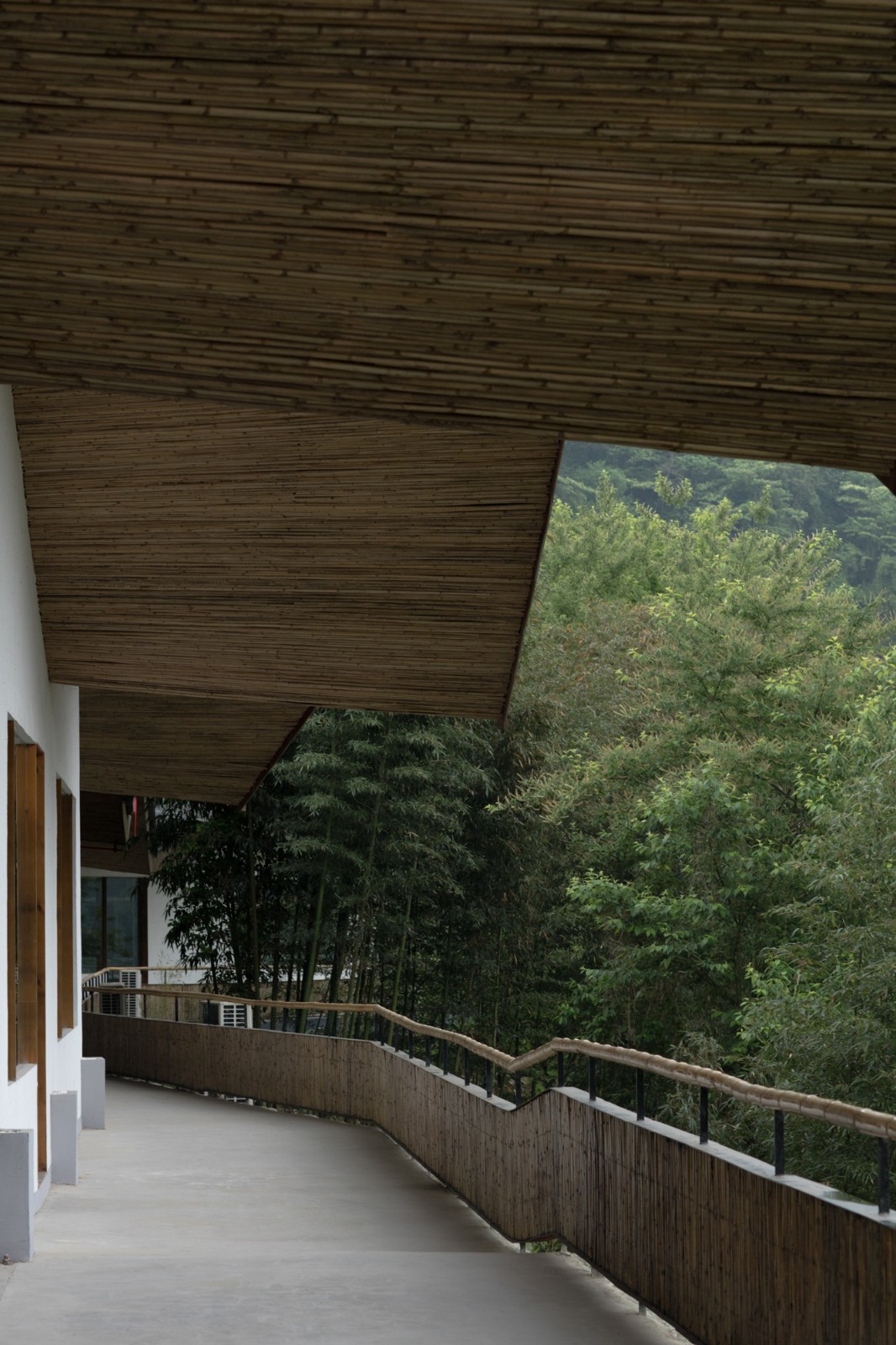 BIM建筑|在半山崖的废弃鸡棚，用峰峦“盖”一座共享工厂 / 时地建筑