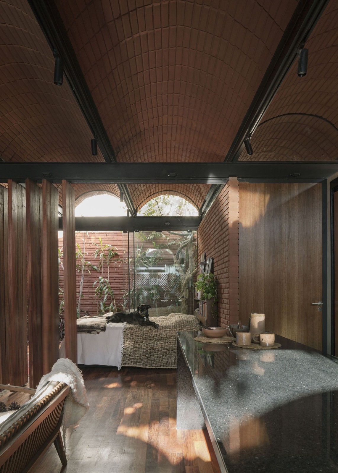 BIM建筑|手工压制砖与木材构筑而成的自宅 / Equipo de Arquitectura