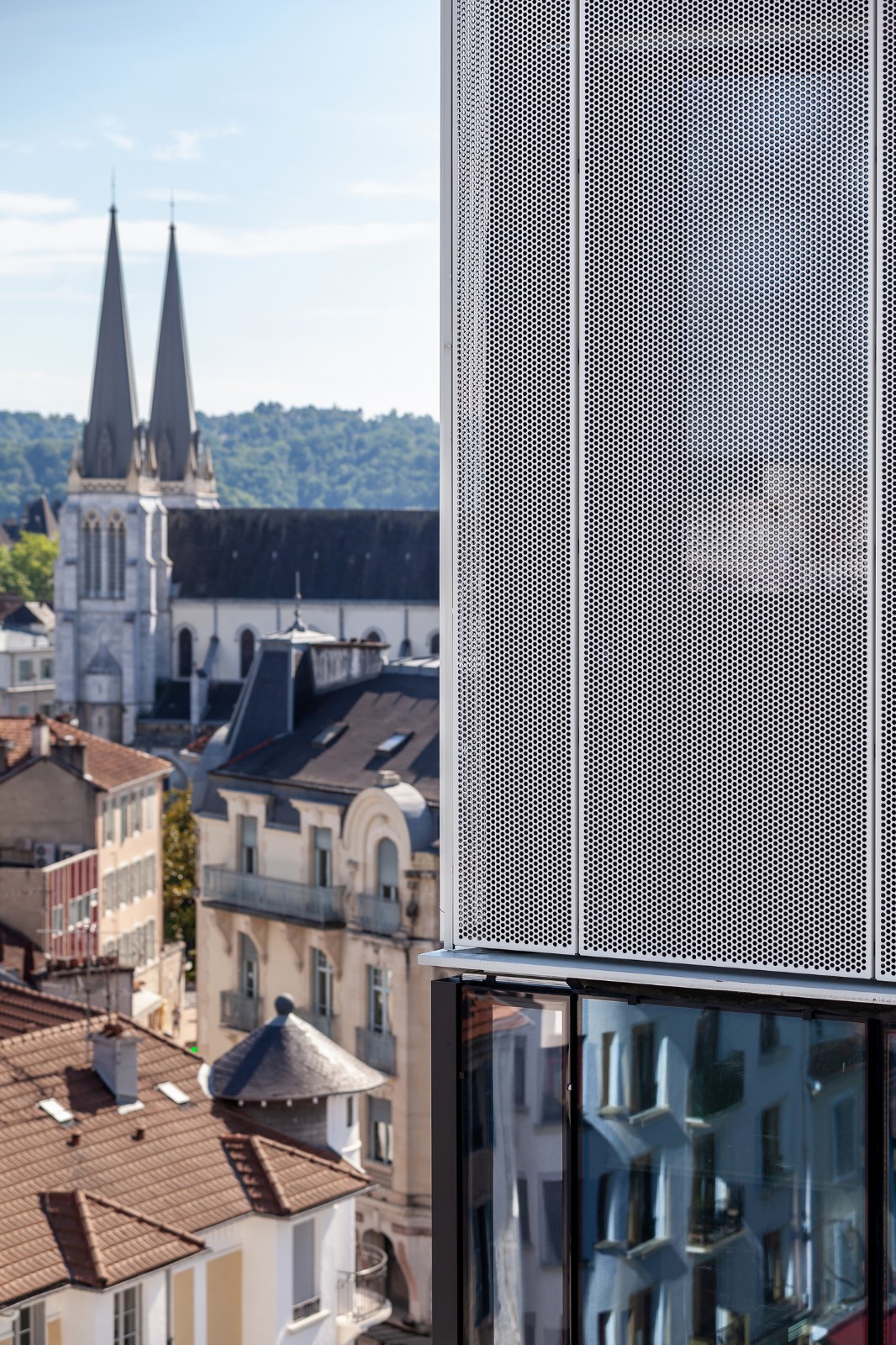 BIM建筑|黑白覆盖，法国波城共和国综合楼 / Ameller Dubois