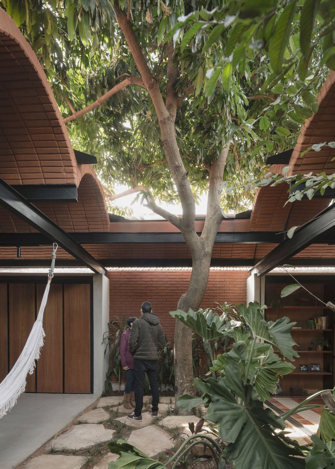 BIM建筑|手工压制砖与木材构筑而成的自宅 / Equipo de Arquitectura