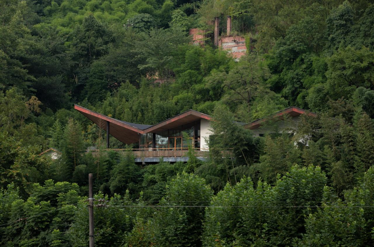 BIM建筑|在半山崖的废弃鸡棚，用峰峦“盖”一座共享工厂 / 时地建筑