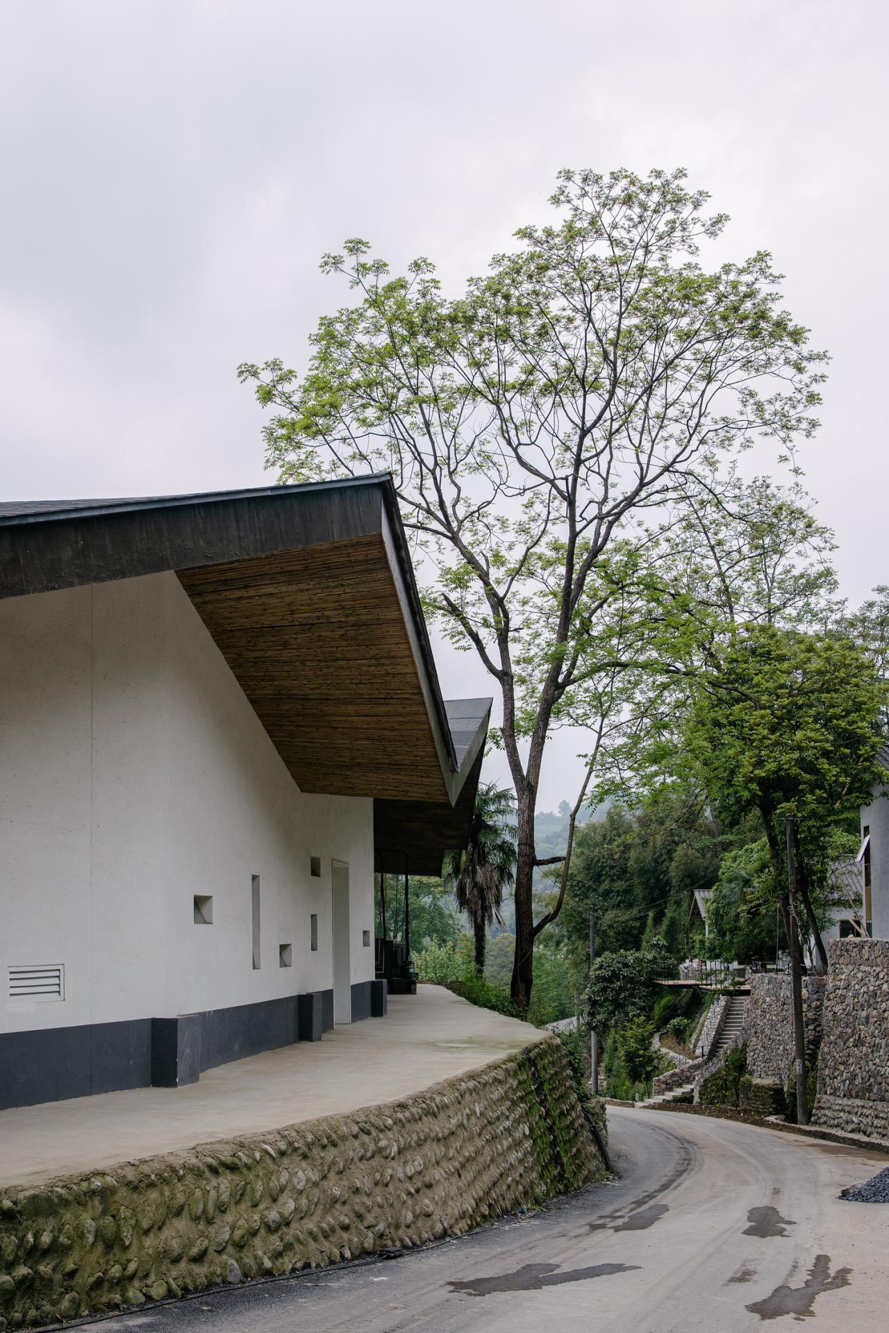 BIM建筑|在半山崖的废弃鸡棚，用峰峦“盖”一座共享工厂 / 时地建筑