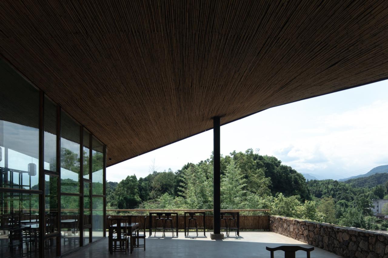 BIM建筑|在半山崖的废弃鸡棚，用峰峦“盖”一座共享工厂 / 时地建筑