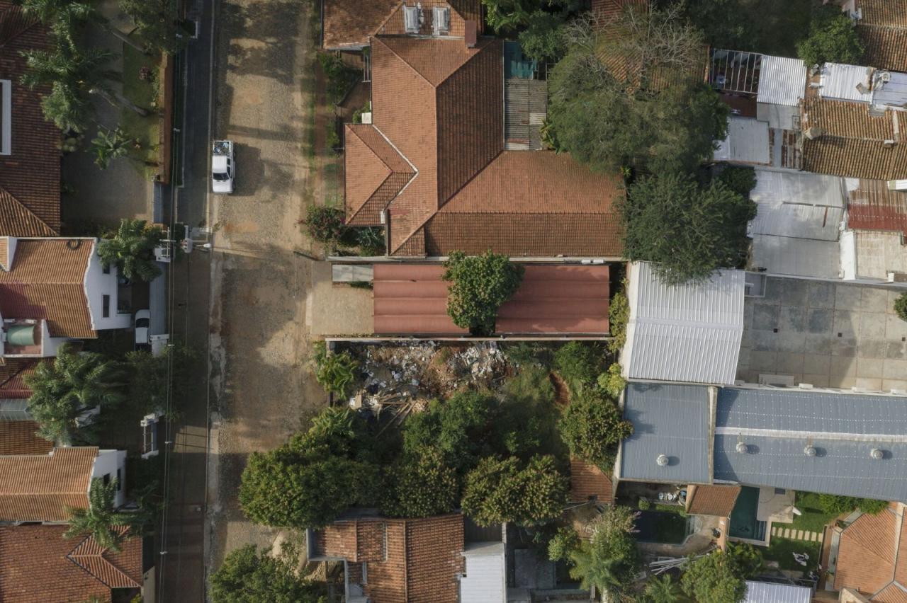 BIM建筑|手工压制砖与木材构筑而成的自宅 / Equipo de Arquitectura