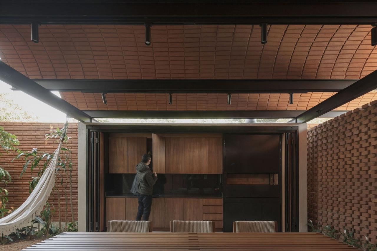 BIM建筑|手工压制砖与木材构筑而成的自宅 / Equipo de Arquitectura