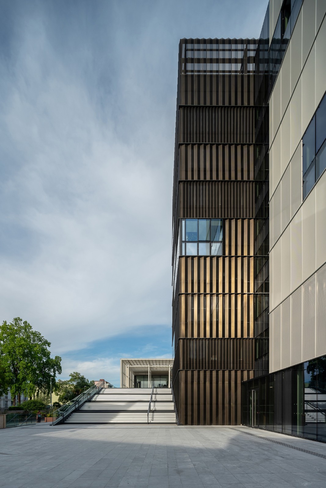 BIM建筑|黑白覆盖，法国波城共和国综合楼 / Ameller Dubois