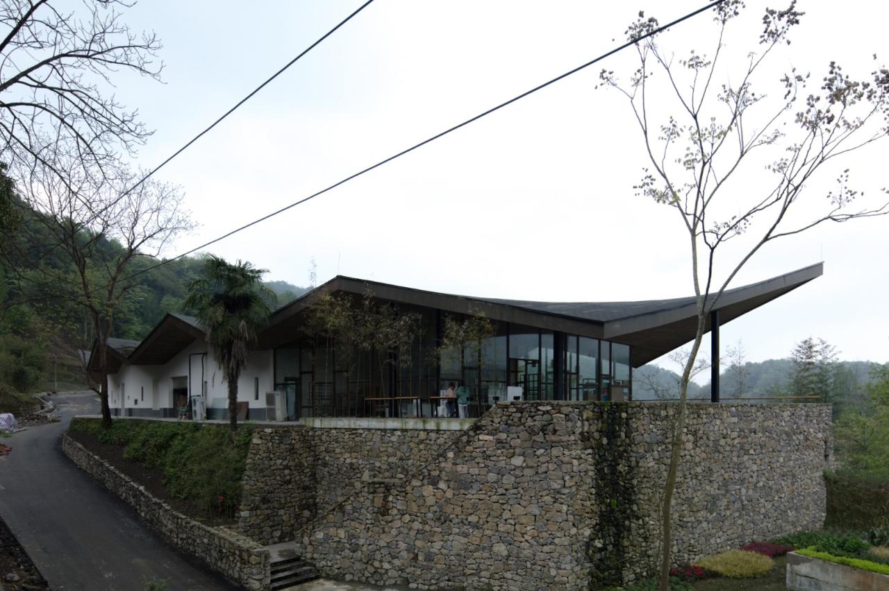 BIM建筑|在半山崖的废弃鸡棚，用峰峦“盖”一座共享工厂 / 时地建筑