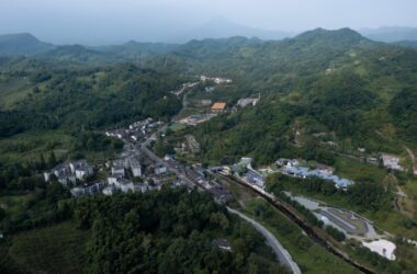 BIM建筑|在半山崖的废弃鸡棚，用峰峦“盖”一座共享工厂 / 时地建筑-BIM建筑网