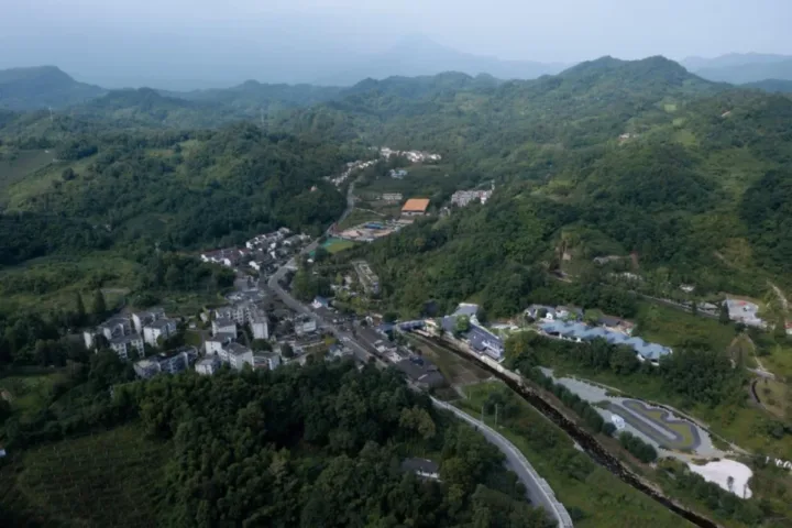 BIM建筑|在半山崖的废弃鸡棚，用峰峦“盖”一座共享工厂 / 时地建筑
