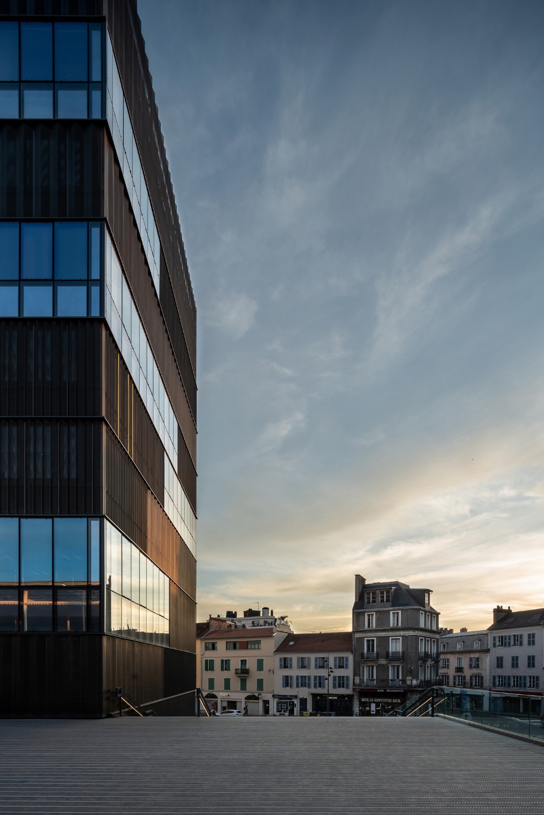 BIM建筑|黑白覆盖，法国波城共和国综合楼 / Ameller Dubois