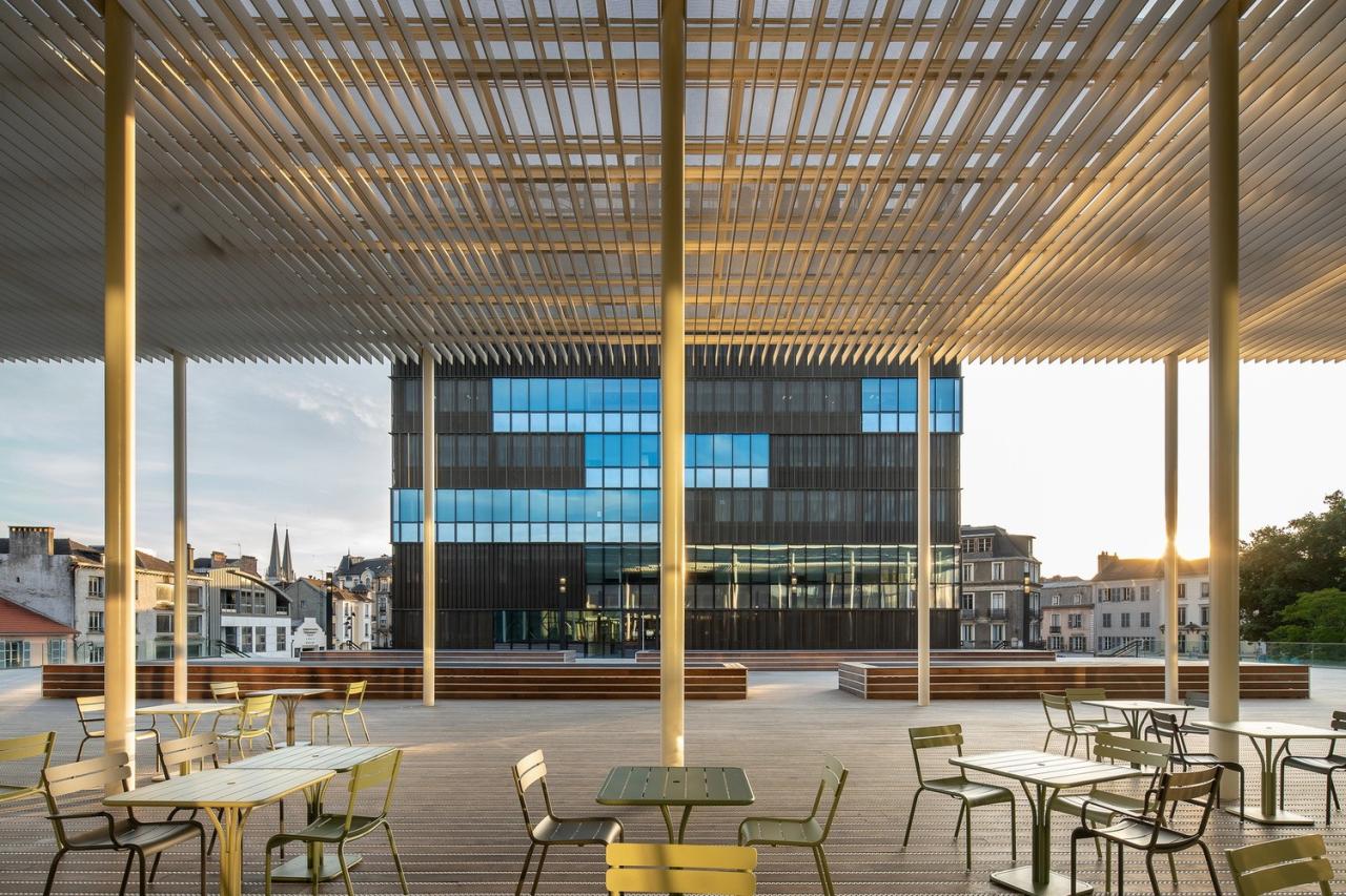 BIM建筑|黑白覆盖，法国波城共和国综合楼 / Ameller Dubois