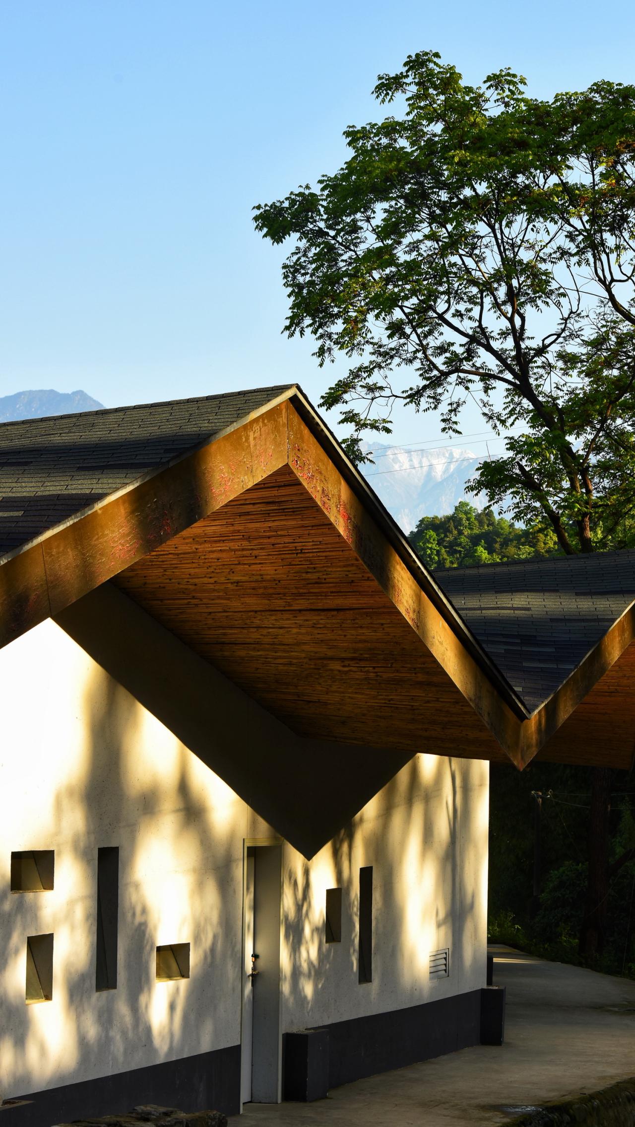 BIM建筑|在半山崖的废弃鸡棚，用峰峦“盖”一座共享工厂 / 时地建筑