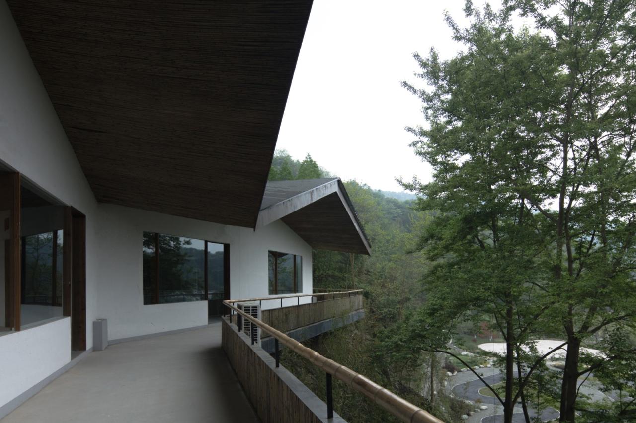 BIM建筑|在半山崖的废弃鸡棚，用峰峦“盖”一座共享工厂 / 时地建筑