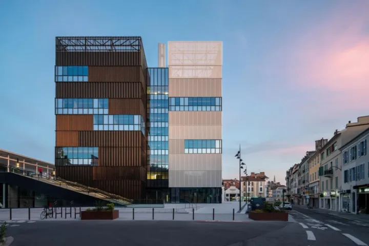 BIM建筑|黑白覆盖，法国波城共和国综合楼 / Ameller Dubois