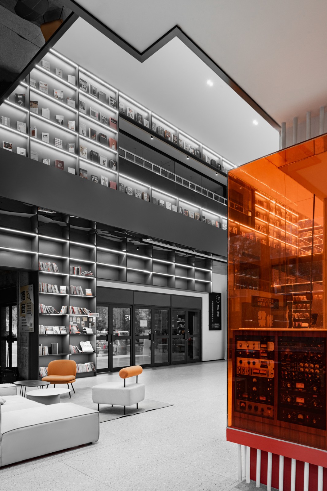 BIM建筑|“盒子的情绪“-纹理学院校史馆空间改造 / 行维新筑