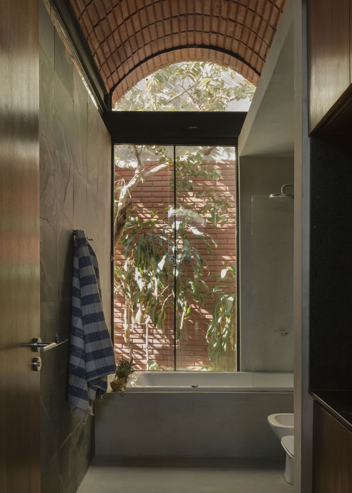 BIM建筑|手工压制砖与木材构筑而成的自宅 / Equipo de Arquitectura