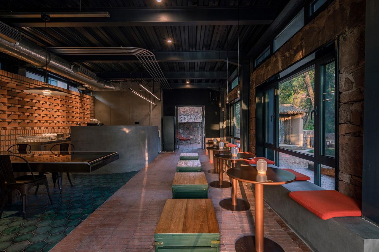 BIM建筑|与树和老土墙共生——军械库咖啡 / 三文建筑