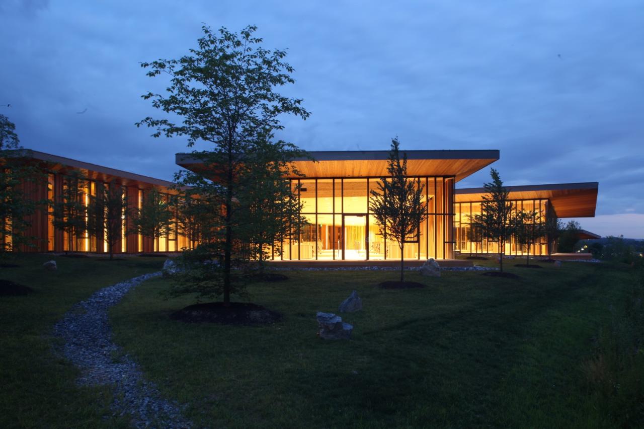 BIM建筑|树建筑：JST 哈里斯堡生产工程中心 / 芦泽龙一事务所 & Arcari + Iovino Architects