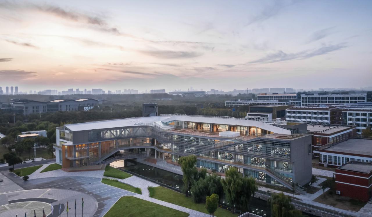 BIM建筑|桥上教学楼 - 盐城外国语学校创新中心 / 普泛建筑