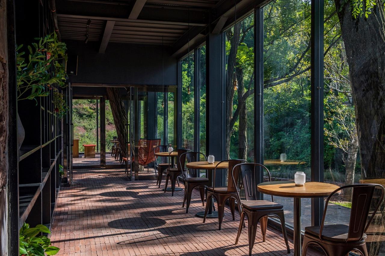 BIM建筑|与树和老土墙共生——军械库咖啡 / 三文建筑