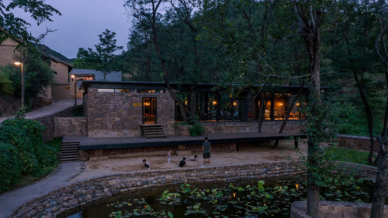 BIM建筑|与树和老土墙共生——军械库咖啡 / 三文建筑