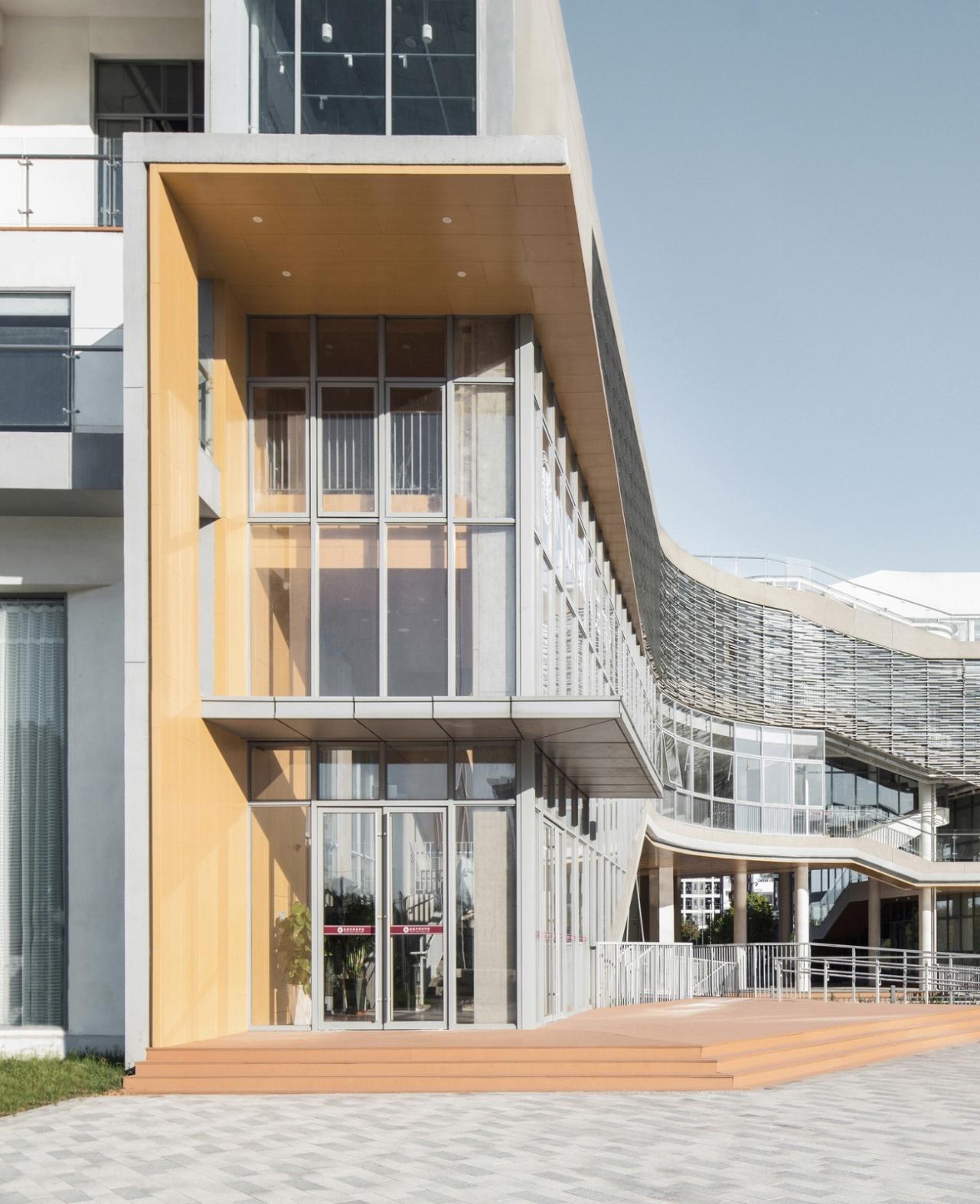 BIM建筑|桥上教学楼 - 盐城外国语学校创新中心 / 普泛建筑