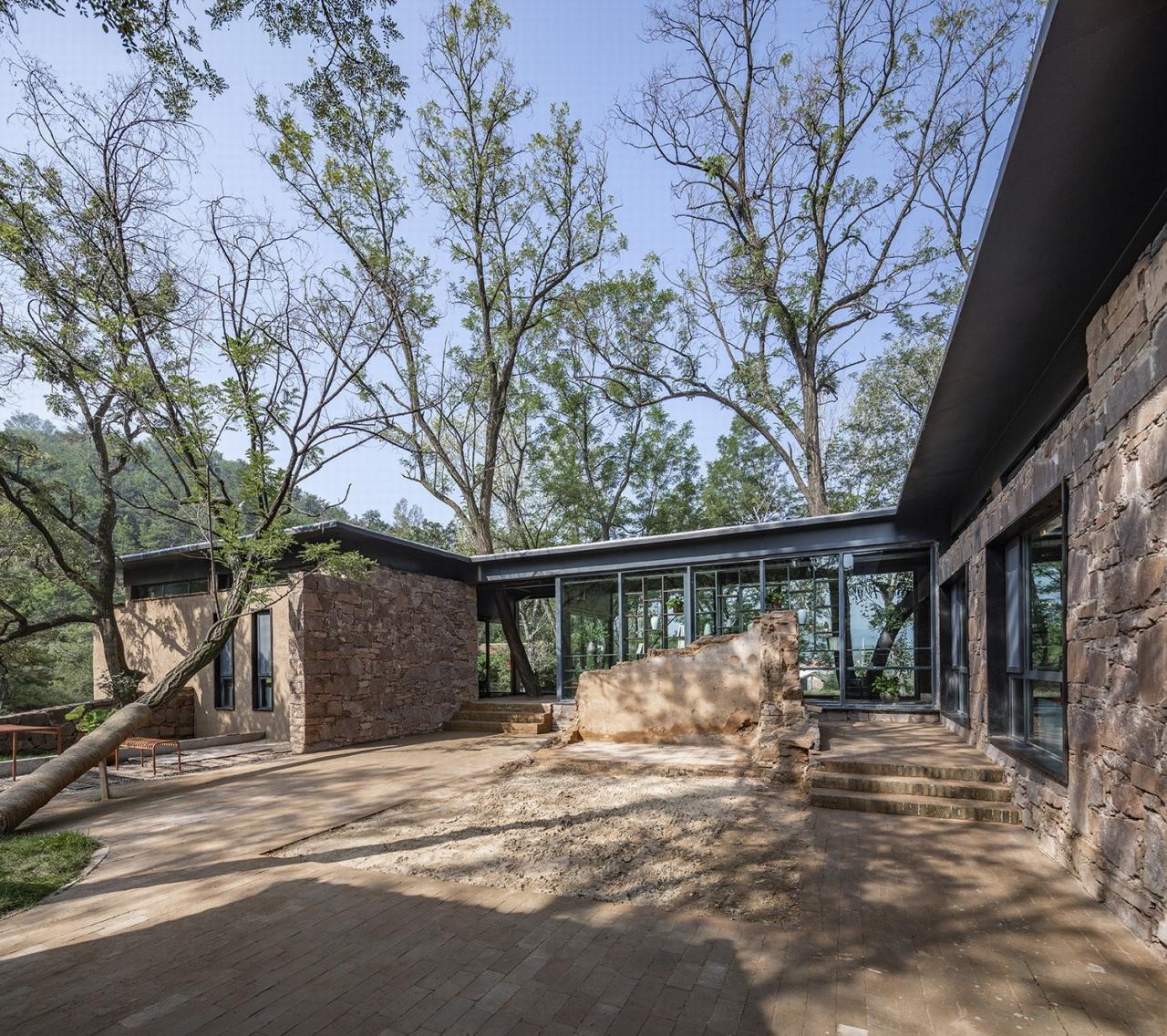 BIM建筑|与树和老土墙共生——军械库咖啡 / 三文建筑