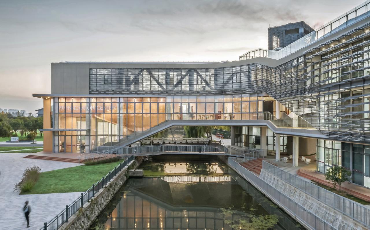 BIM建筑|桥上教学楼 - 盐城外国语学校创新中心 / 普泛建筑