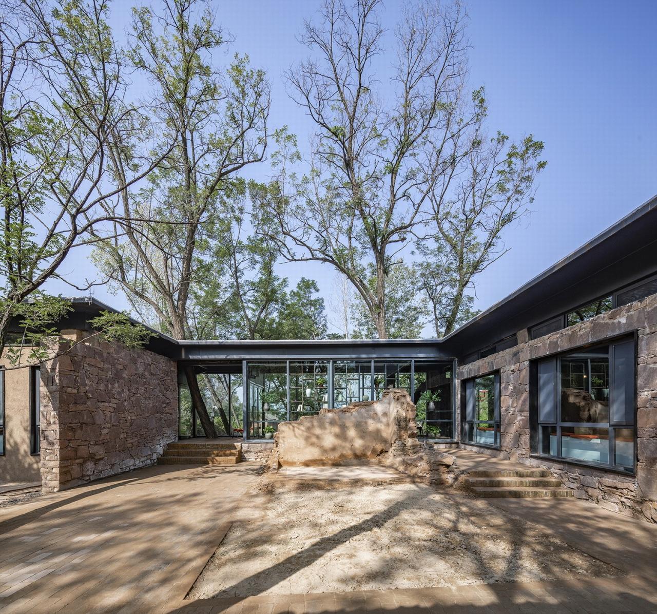 BIM建筑|与树和老土墙共生——军械库咖啡 / 三文建筑