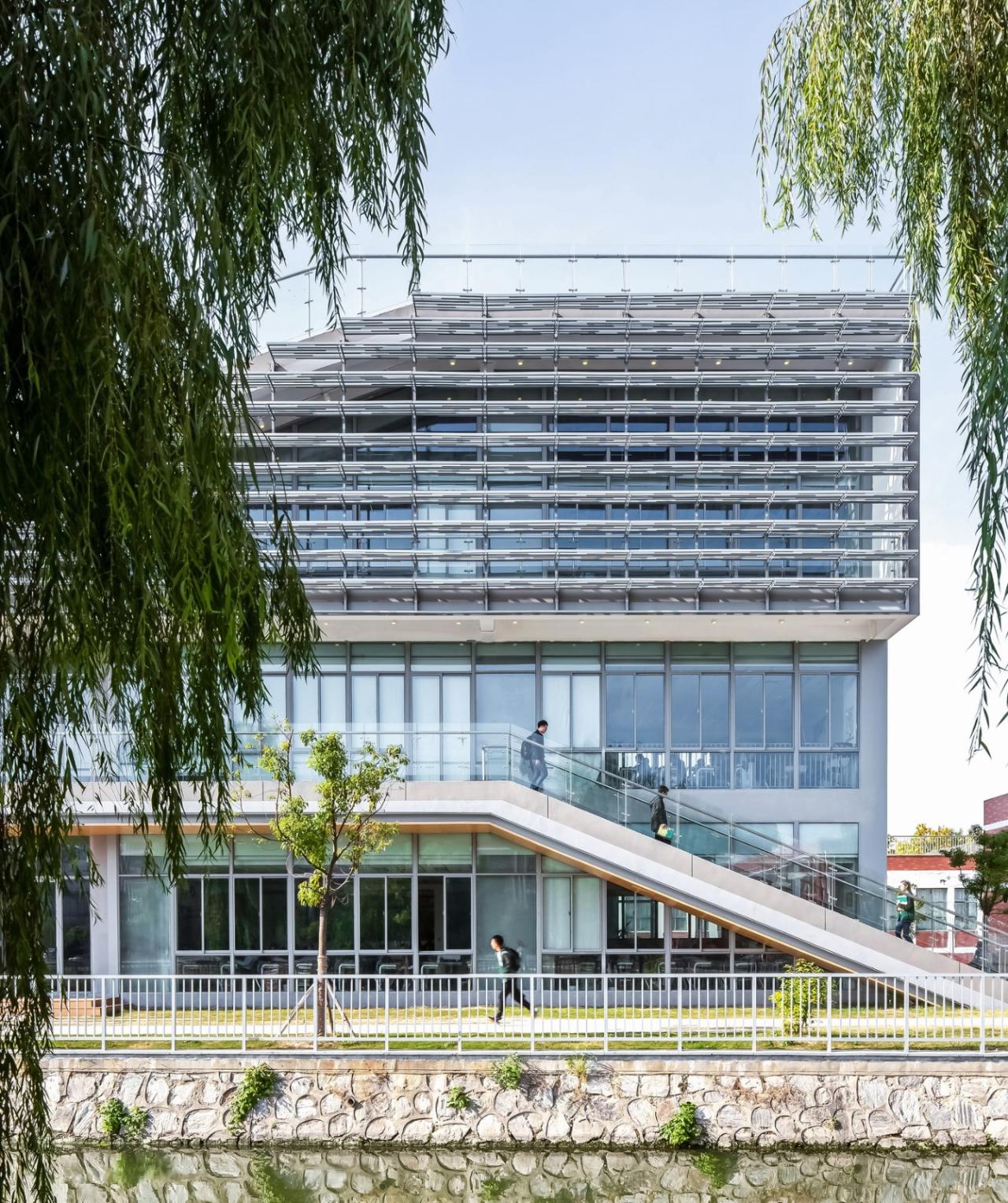 BIM建筑|桥上教学楼 - 盐城外国语学校创新中心 / 普泛建筑