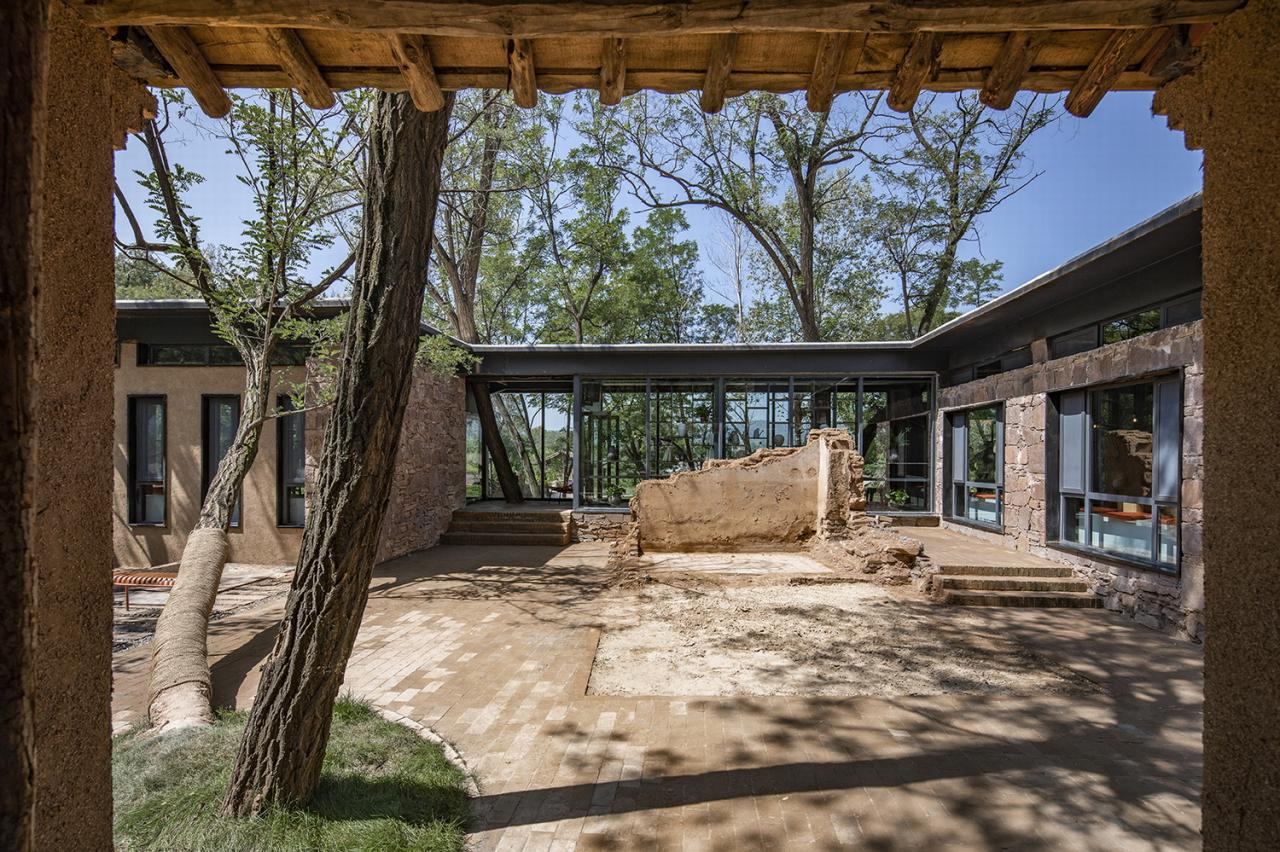 BIM建筑|与树和老土墙共生——军械库咖啡 / 三文建筑