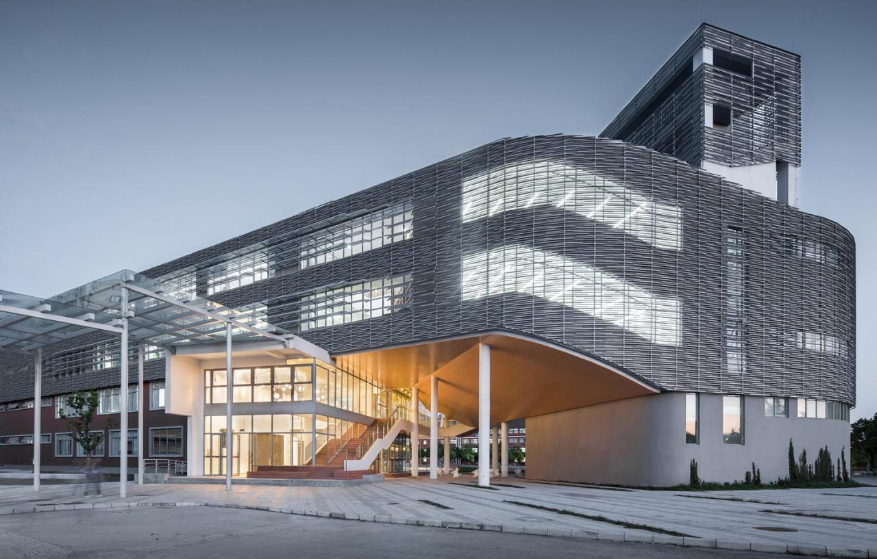 BIM建筑|桥上教学楼 - 盐城外国语学校创新中心 / 普泛建筑