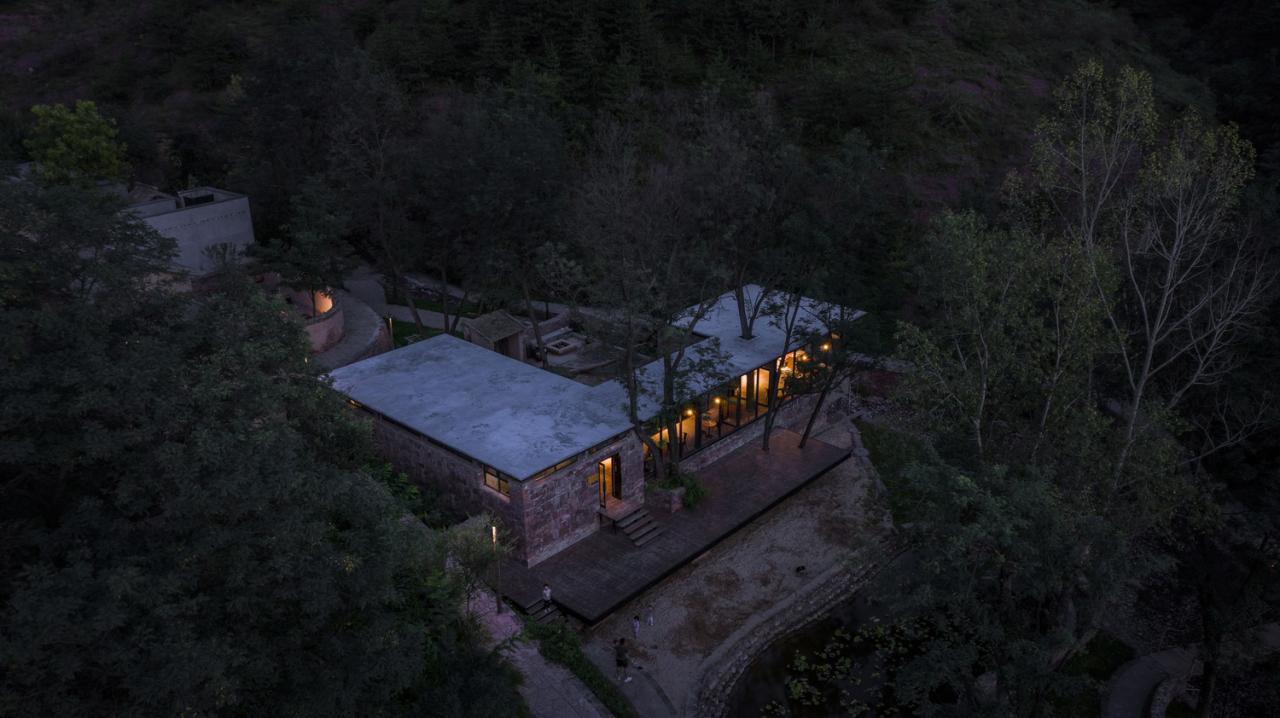 BIM建筑|与树和老土墙共生——军械库咖啡 / 三文建筑