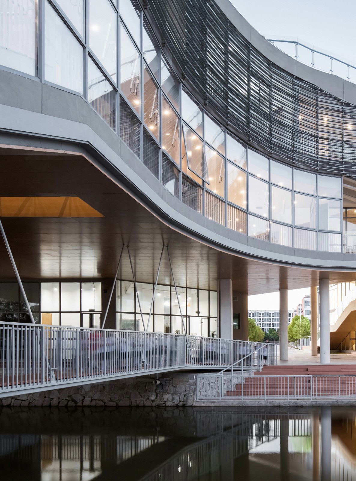 BIM建筑|桥上教学楼 - 盐城外国语学校创新中心 / 普泛建筑