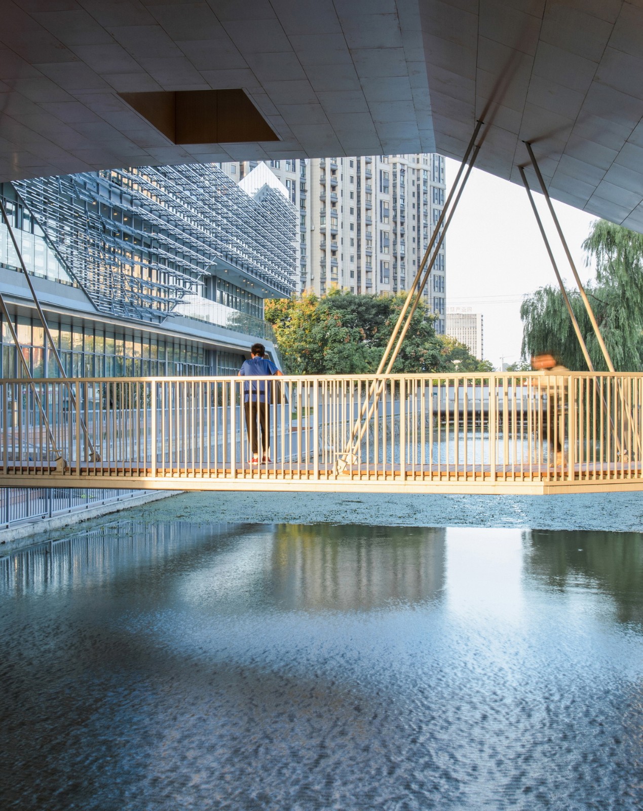 BIM建筑|桥上教学楼 - 盐城外国语学校创新中心 / 普泛建筑