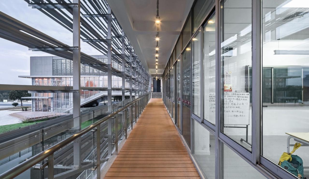 BIM建筑|桥上教学楼 - 盐城外国语学校创新中心 / 普泛建筑