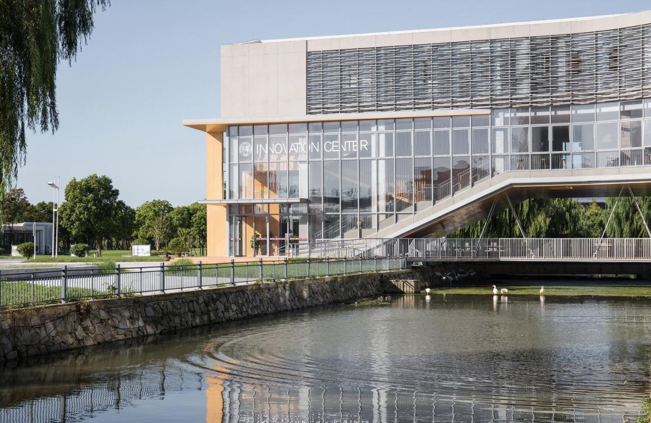 BIM建筑|桥上教学楼 - 盐城外国语学校创新中心 / 普泛建筑