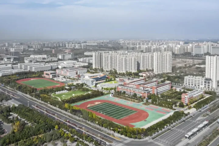 BIM建筑|桥上教学楼 - 盐城外国语学校创新中心 / 普泛建筑